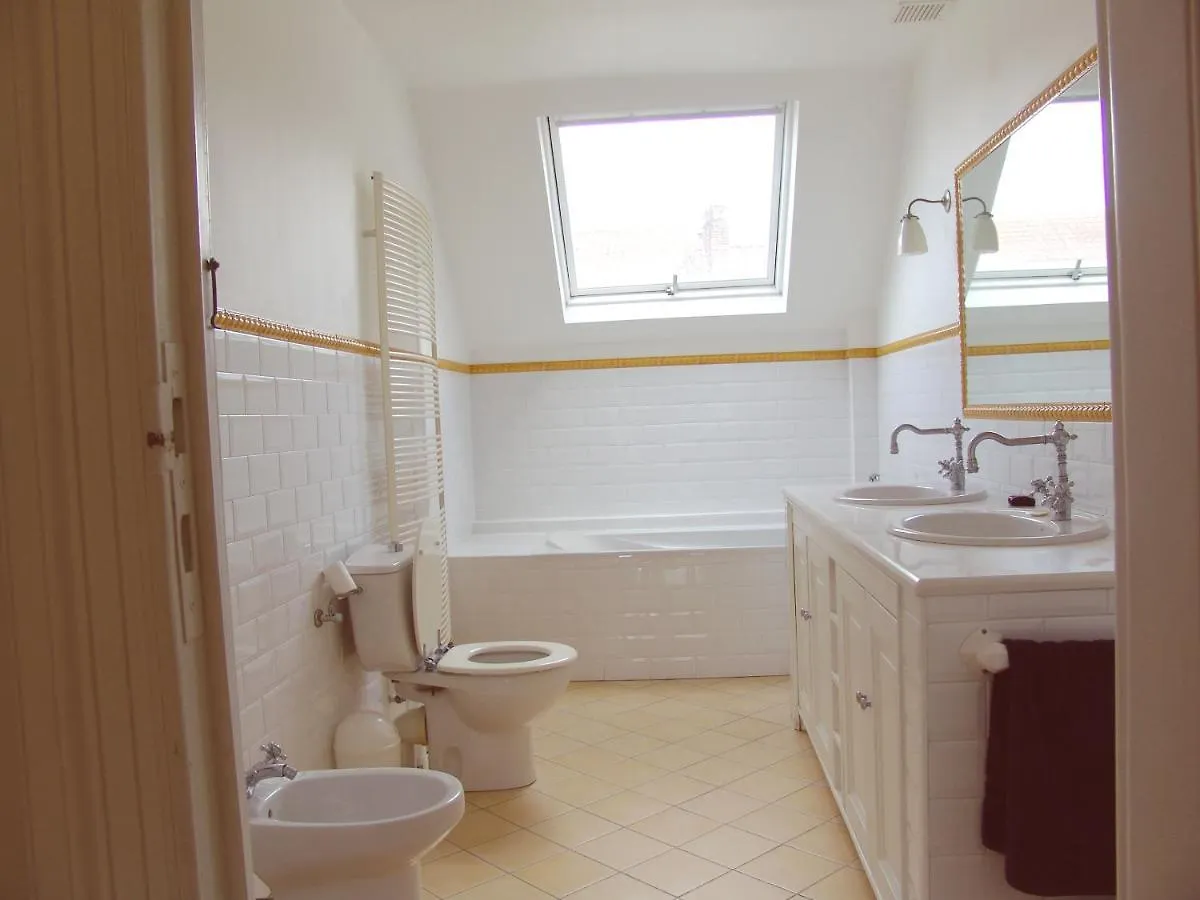 בריסל Louise Chatelain Suites 0*,